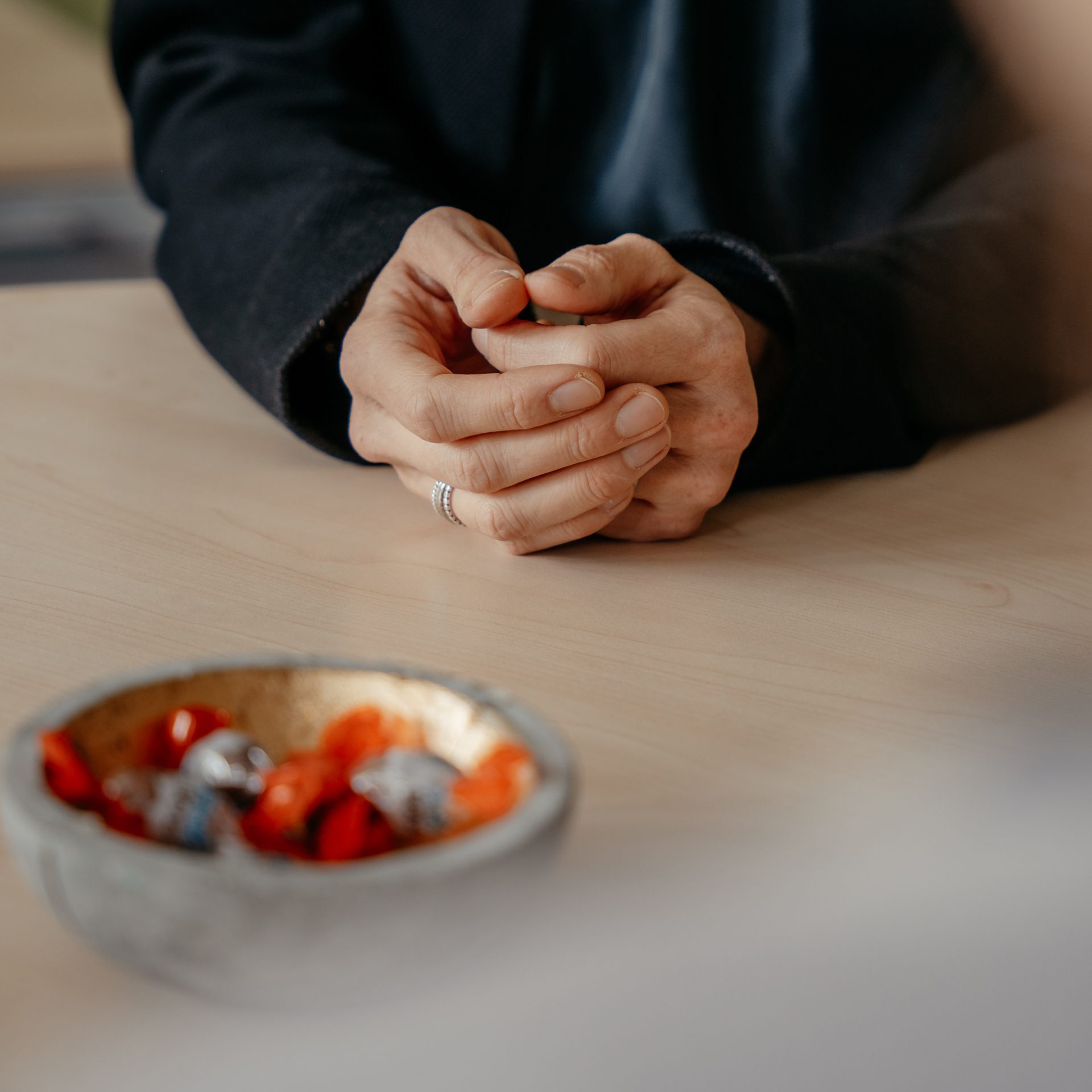 Gefaltete Hände am Tisch während eines Beratungsgesprächs an der St.-Michael-Grundschule Neu-Ulm