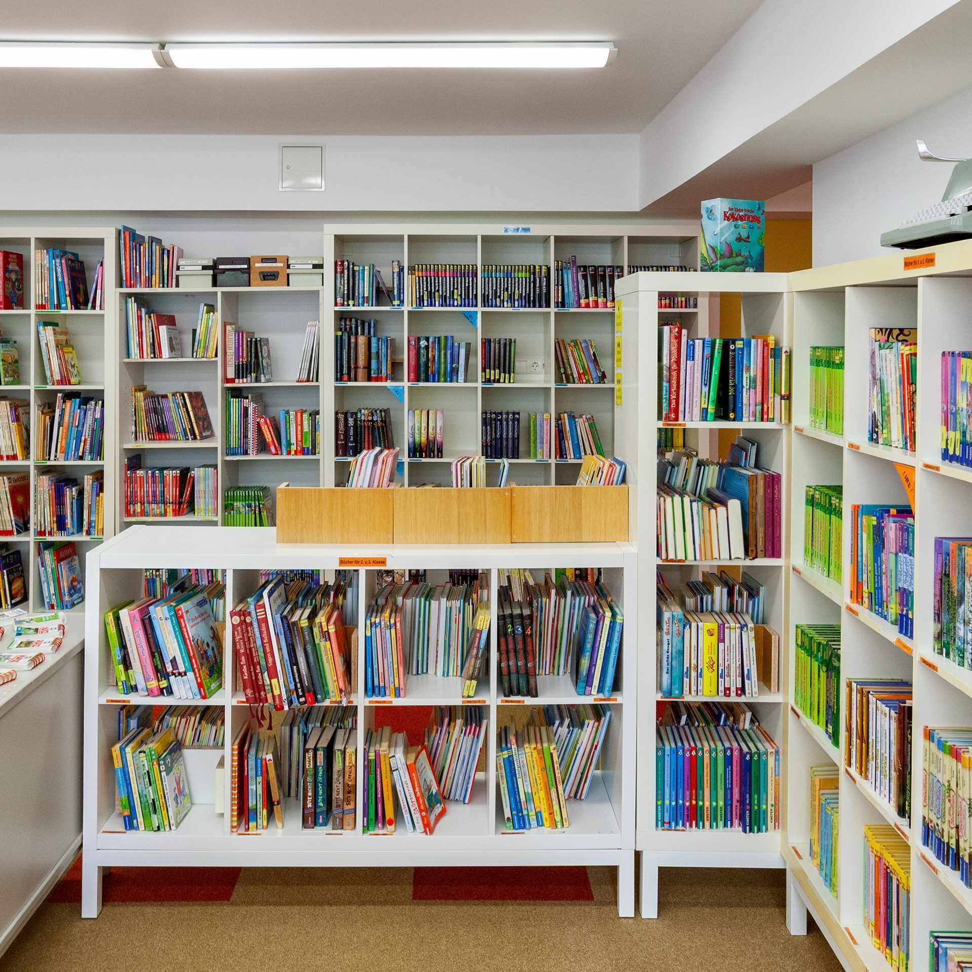 Weißes Bücherregal in der Schulbibliothek der St.-Michael-Grundschule Neu-Ulm