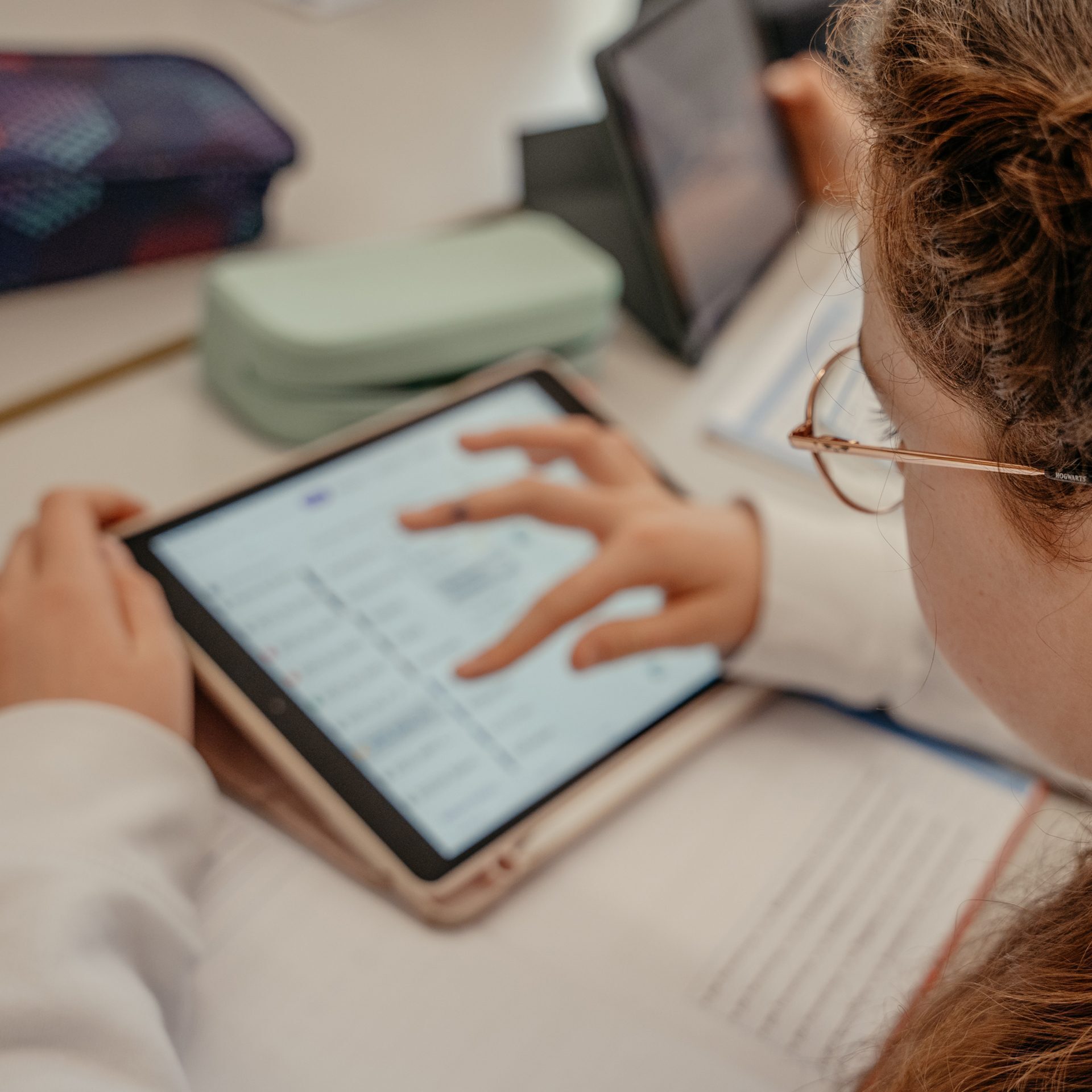 Schülerin arbeitet am iPad im Unterricht der St.-Michael-Grundschule Neu-Ulm