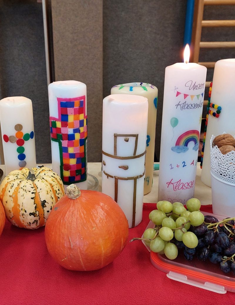 Erntedank mit Klassenkerzen, Kürbissen und Trauben an der St.-Michael-Grundschule Neu-Ulm
