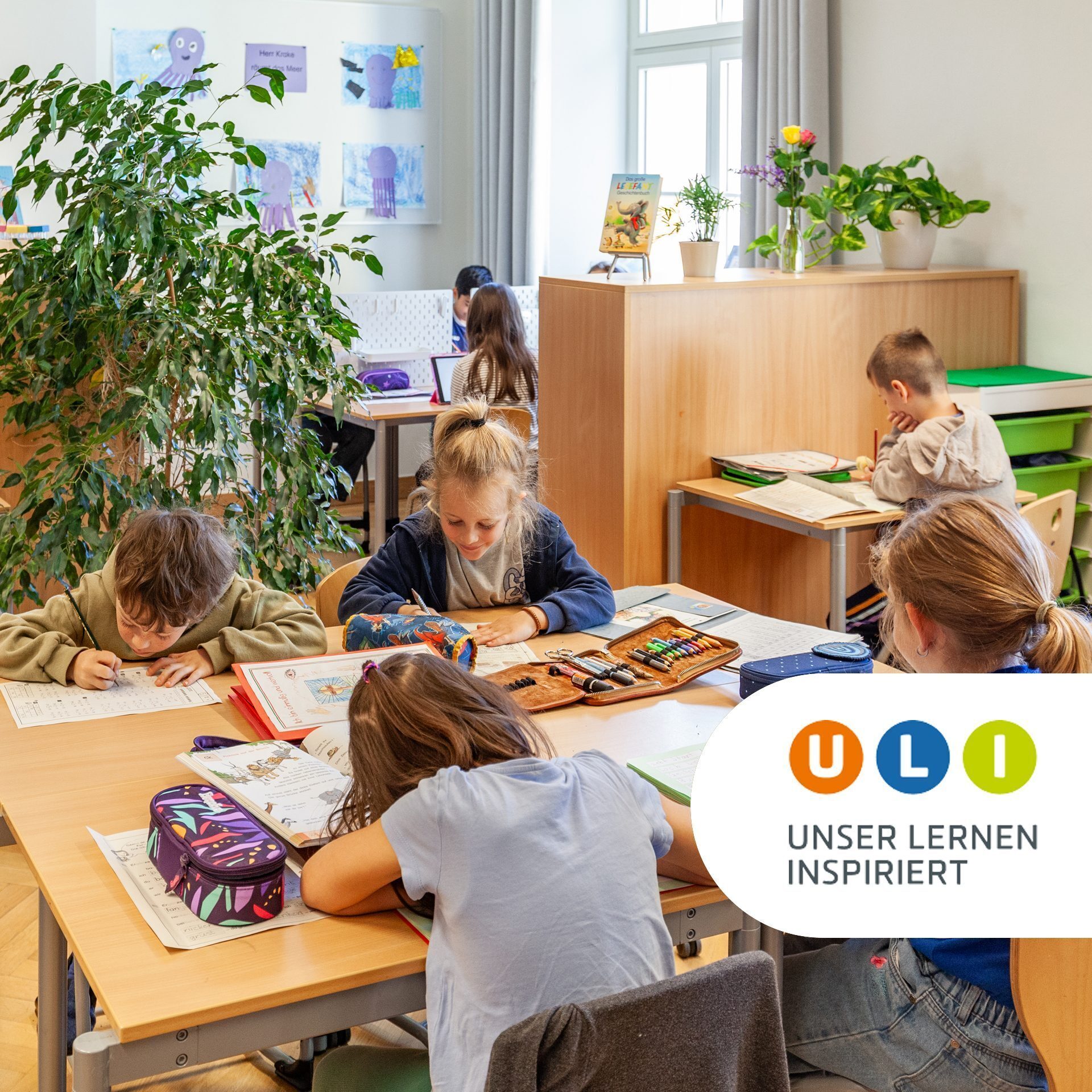 Kinder lernen selbstständig an Gruppentischen im Klassenzimmer, ULI starter an der St.-Michael-Grundschule Neu-Ulm